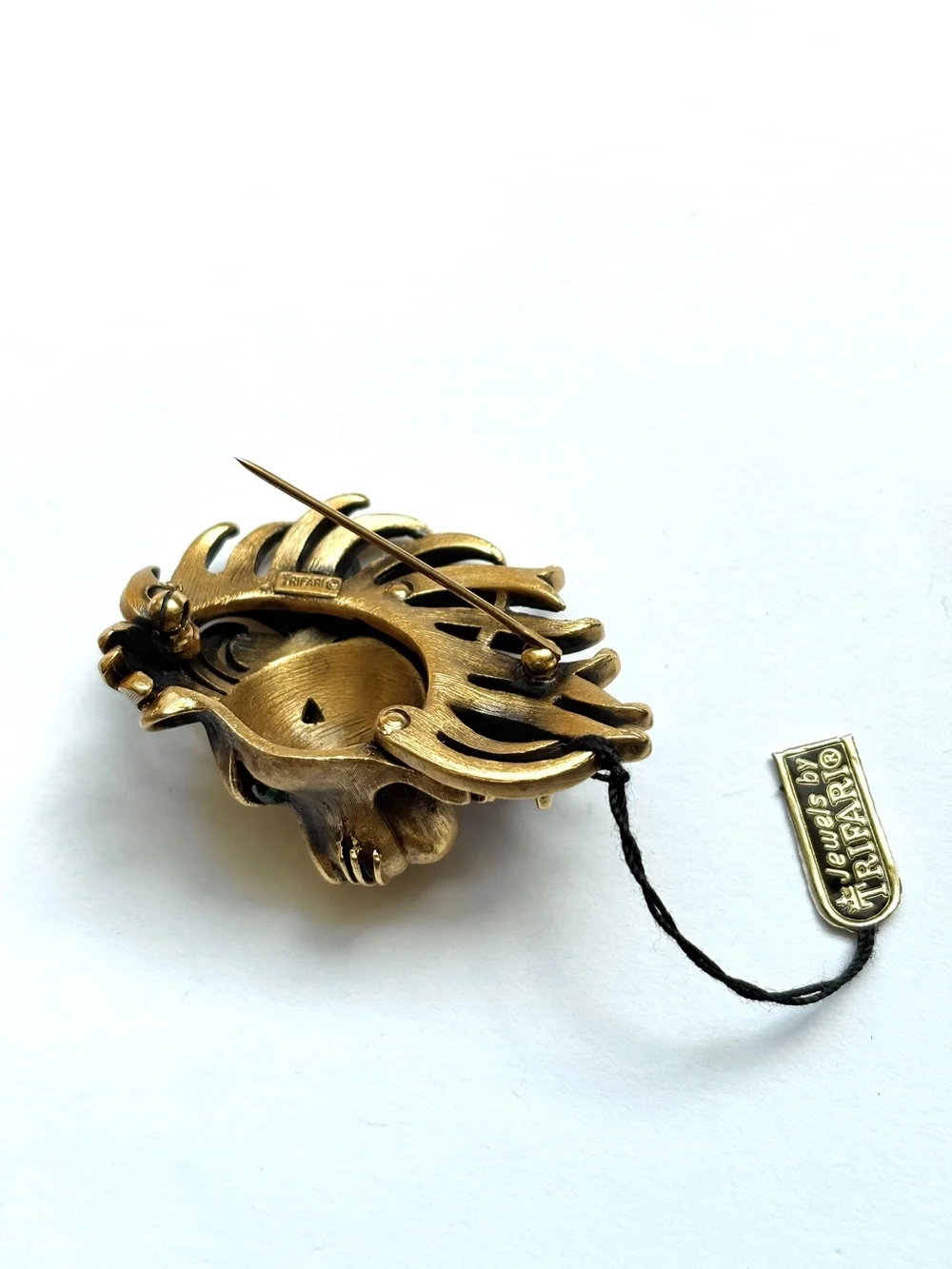 Vintage Crown Trifari golden lions head with green eyes brooch pin NWT